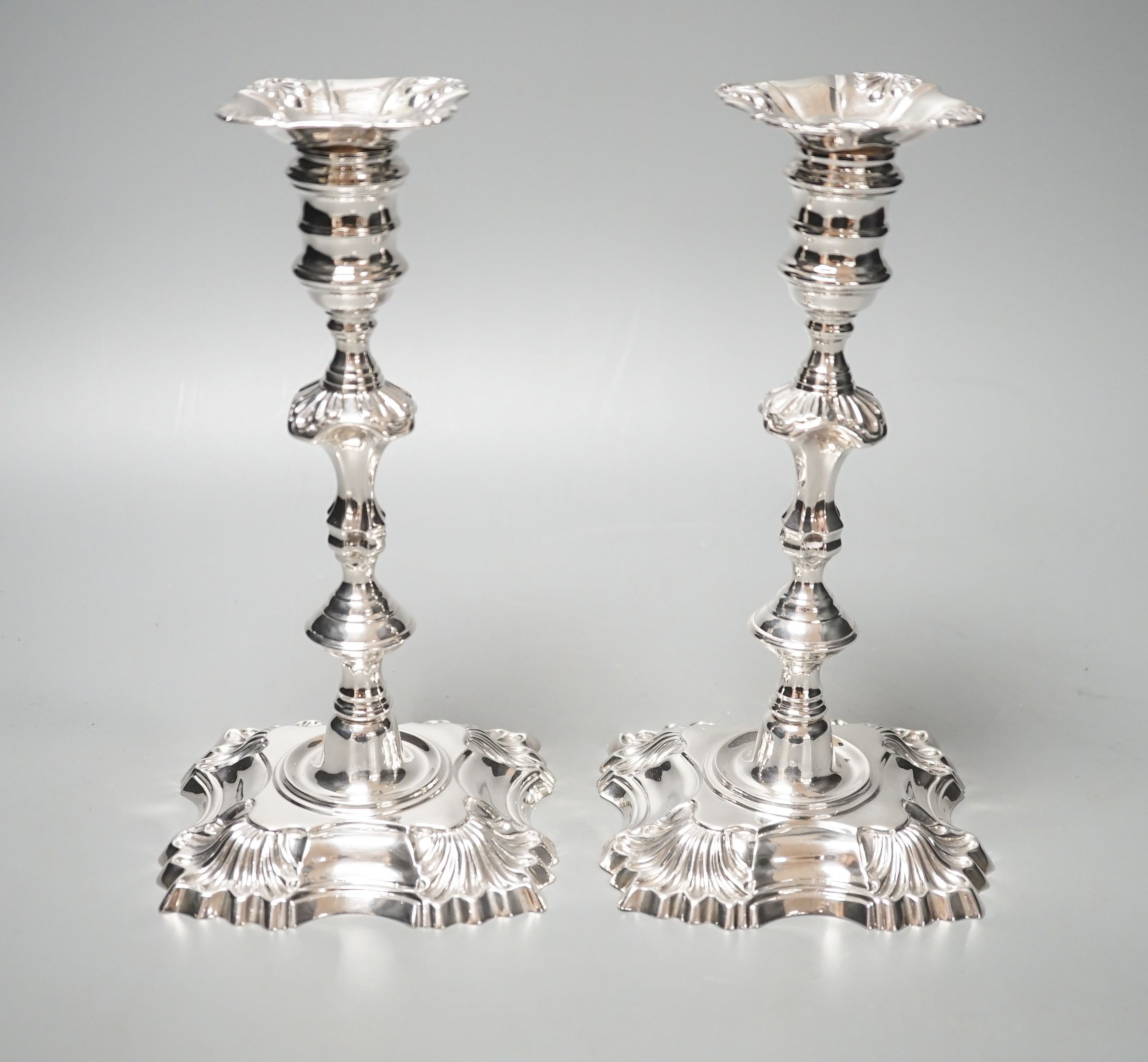 A pair of modern Georgian style cast silver candlesticks, J.B. Chatterley & Sons Ltd, Birmingham,1971, 20.9cm, 34.5oz.